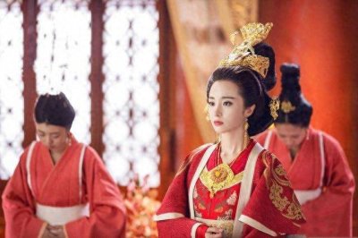 ​皇帝娶她要她性命，父亲宠她篡她皇位，弟弟敬她杀她后代