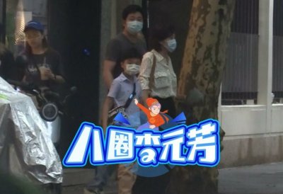 ​郭京飞一家罕合体露面，儿子仅9岁已到妈妈肩膀，百万豪车太抢镜