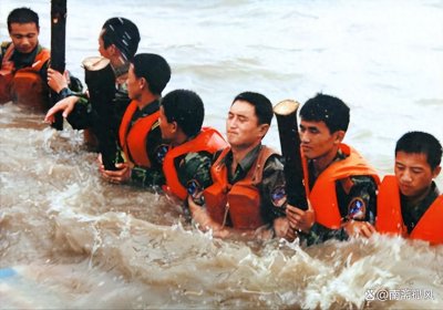 ​98年特大洪水：30万军人用血肉之躯布防，百姓跪哭：求你们别跳了