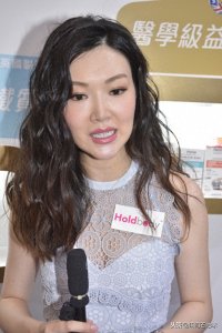 ​港姐叶翠翠近照 也是胖了不少