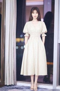 ​李菲儿把＂男友外套＂穿火了，拎2万包好阔气，166cm穿出180cm气势