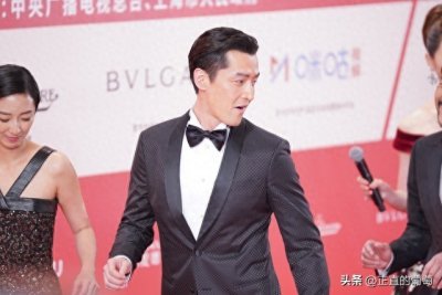 ​胡歌首档环保综艺《一路前行》开播！零绯闻男神带粉丝捡垃圾