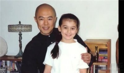 ​张铁林的女儿28岁，明明是中欧混血，却长得像正宗的新疆美女