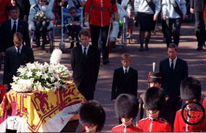 直击戴安娜王妃的葬礼：图二是车祸现场，图六查尔斯神情哀伤