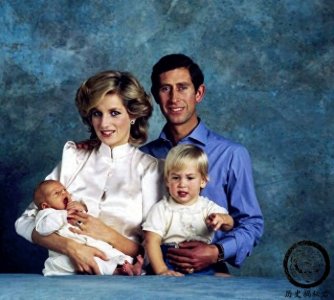 ​直击戴安娜王妃的葬礼：图二是车祸现场，图六查尔斯神情哀伤