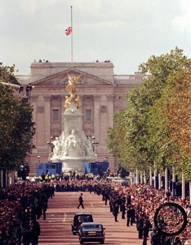 直击戴安娜王妃的葬礼：图二是车祸现场，图六查尔斯神情哀伤