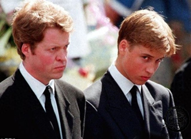 直击戴安娜王妃的葬礼：图二是车祸现场，图六查尔斯神情哀伤