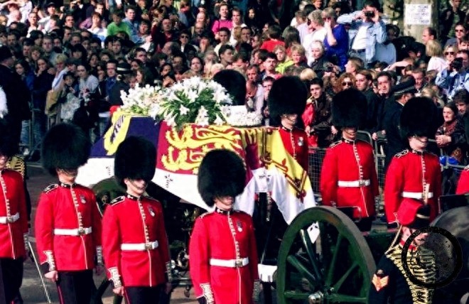 直击戴安娜王妃的葬礼：图二是车祸现场，图六查尔斯神情哀伤