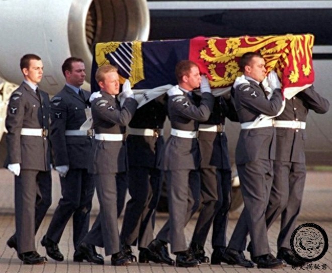 直击戴安娜王妃的葬礼：图二是车祸现场，图六查尔斯神情哀伤