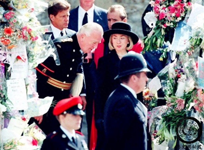 直击戴安娜王妃的葬礼：图二是车祸现场，图六查尔斯神情哀伤