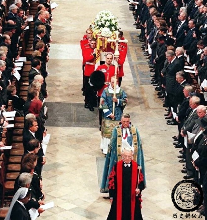 直击戴安娜王妃的葬礼：图二是车祸现场，图六查尔斯神情哀伤
