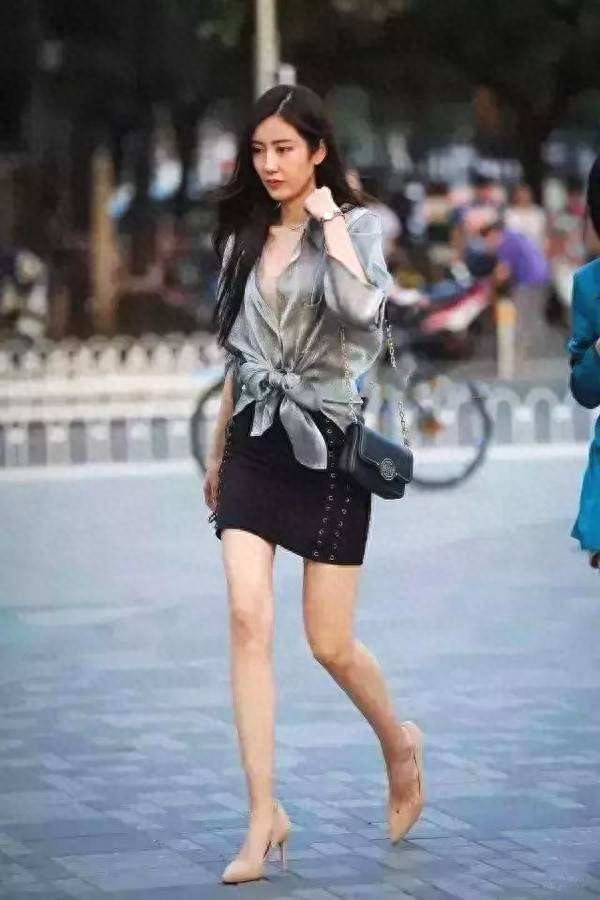 路人街拍:短裙美女身姿曼妙, 实在是太敢穿了