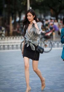 ​路人街拍：短裙美女身姿曼妙, 实在是太敢穿了
