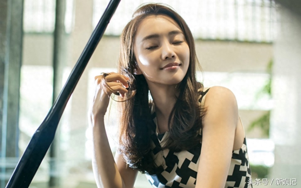 美女刘芊含知性优雅气质写真