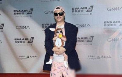 ​徐佳莹老公带女儿走金曲奖红毯 乔伊戴墨镜又萌又酷