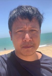 ​51岁张国强近照曝光，劳动节带7岁女儿清理海滩垃圾，获网友称赞