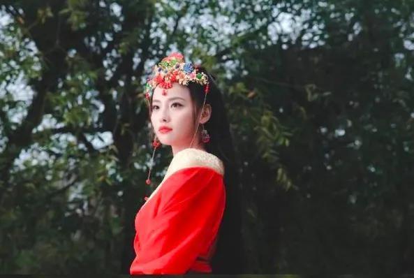 张嘉倪穿红色婚纱眉目传神,买超老婆头上戴配饰,咧嘴笑美如画