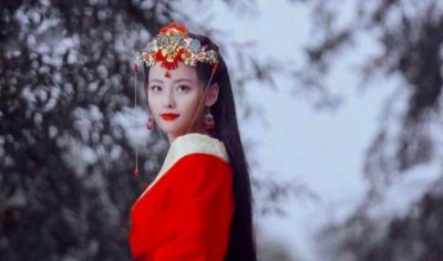 ​张嘉倪穿红色婚纱眉目传神，买超老婆头上戴配饰，咧嘴笑美如画