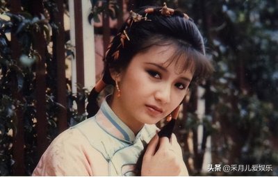 ​她在《雪山飞狐》中扮演若兰，灵气逼人，连梁朝伟都对她一见钟情