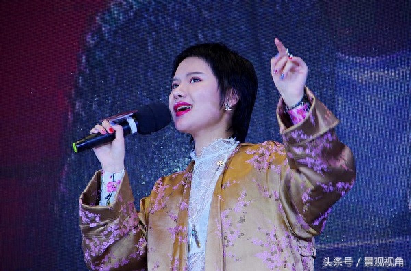 中国新歌声校园争霸赛武汉开唱 明星学员杜星萤出任评委现场助阵