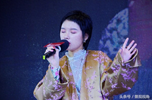 中国新歌声校园争霸赛武汉开唱 明星学员杜星萤出任评委现场助阵