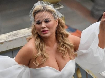 ​Anna Semenovich 身着系带 monokini 以“雷霆般”撞上海滩