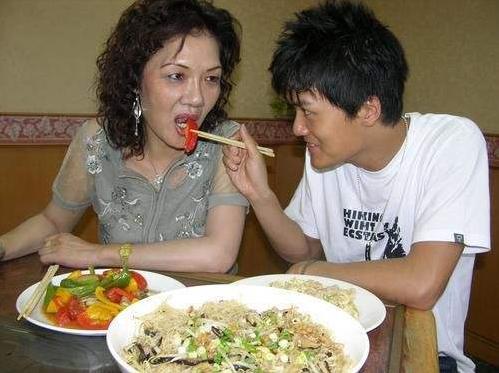 吴克群妈妈病逝，背后寻医真相让人看着都心疼