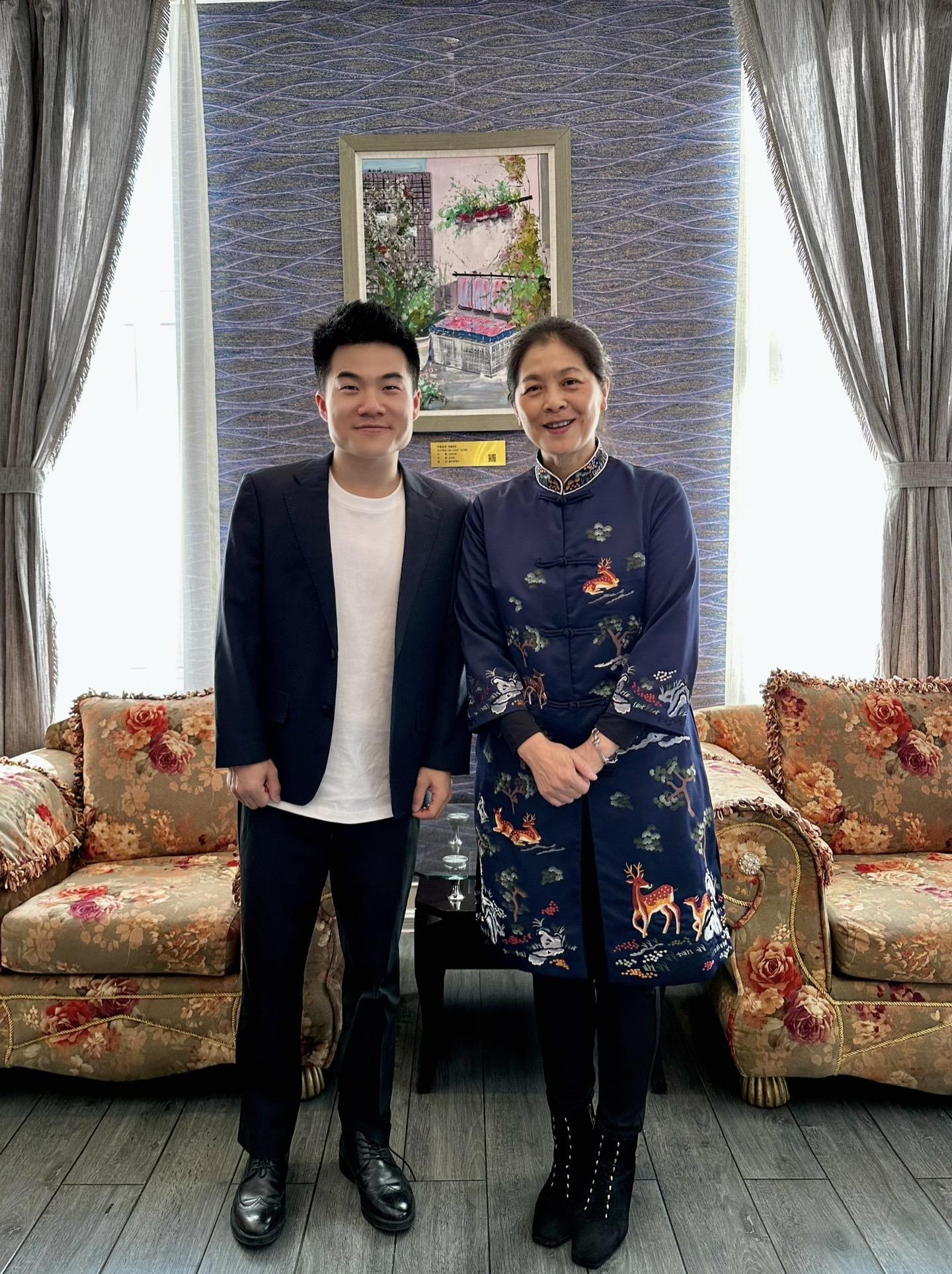 董宇辉:追星成功!中国最美女作家迟子建是被他带火的?