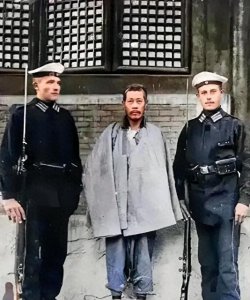 ​1900年神机营章京恩海在被德军处决前照片，面对死亡没有一丝恐惧