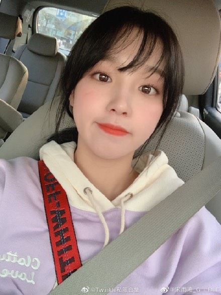 宋雨琦身穿紫白拼接连帽卫衣，乖巧可爱，真是古灵精怪的北京妹子