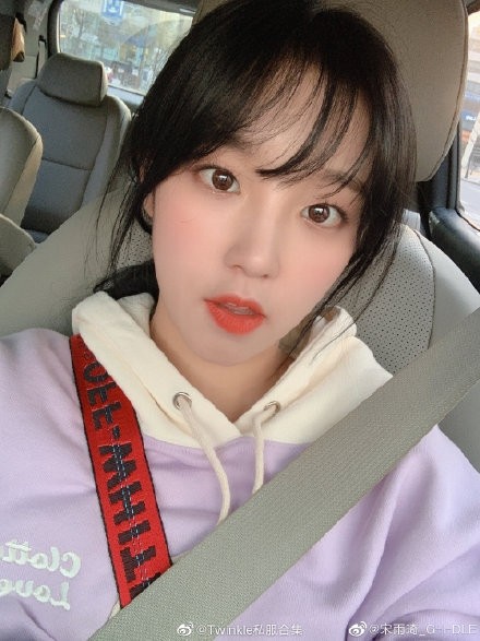 宋雨琦身穿紫白拼接连帽卫衣，乖巧可爱，真是古灵精怪的北京妹子