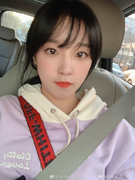 宋雨琦身穿紫白拼接连帽卫衣，乖巧可爱，真是古灵精怪的北京妹子