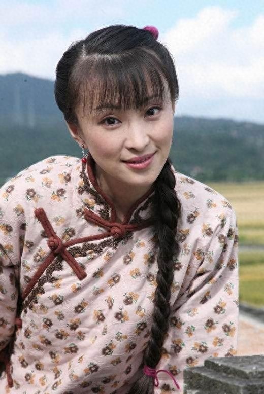 林静：古装女神，温柔如蔷薇，幽香暗自来