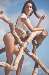 ​172cm球场女神驾到！逆天颜值+魔鬼身材，看台瞬间被她光芒点燃！