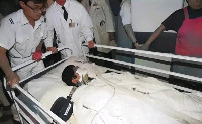 ​1992年，陈百强被紧急抢救时画面，全身插满管子，一年后不幸离世