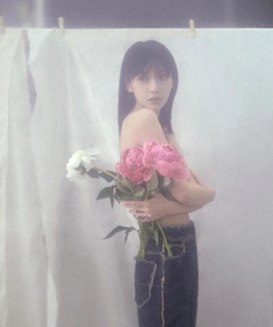 Angelababy性感大片首曝光 露香肩眼神妩媚迷人