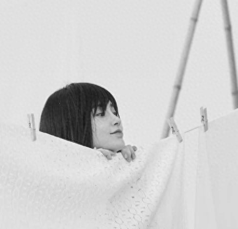 Angelababy性感大片首曝光 露香肩眼神妩媚迷人