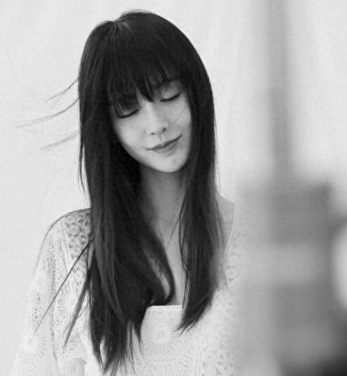 Angelababy性感大片首曝光 露香肩眼神妩媚迷人