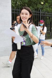 ​蒋依依中戏报到开启大学生活 憧憬学校食堂