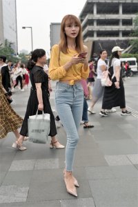 ​日常穿搭的牛仔裤，休闲又显身材，轻松地打造出休闲又大方的美