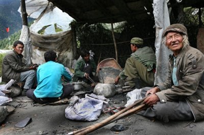 ​流浪200年，2003年达曼人终于加入中国籍，如今家家悬挂五星红旗