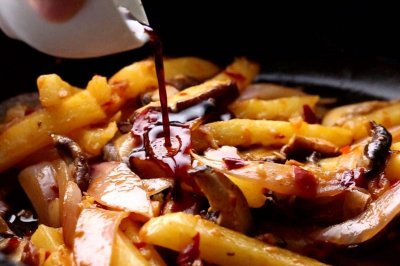​家常香菇炒土豆片，制作简单，营养均衡，老人小孩都爱吃