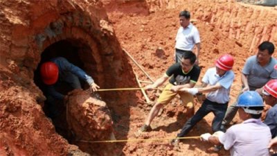 ​雷峰塔坍塌重建时，专家清理出一窝白蛇，地下还发现一神秘地宫！