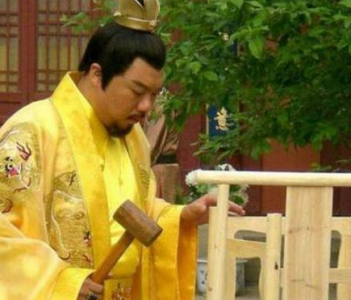 ​朱由校身为皇帝却不务正业 朱由校算是一个昏君吗