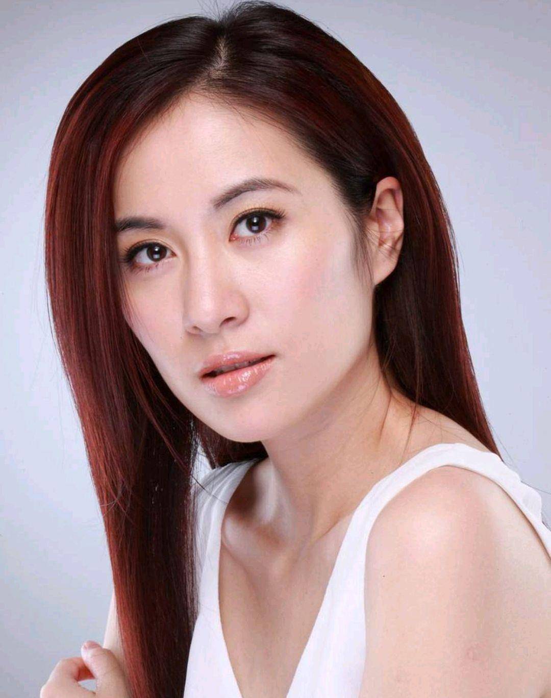 叶璇个人资料和图片新闻(42岁叶璇模样大变被疑整容!扮少女表情夸张难认,被指撞脸李依晓)