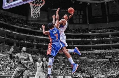 ​篮球届“死亡之扣”：韦德把瓦莱乔扣翻在地，卡特飞跃2米18中锋