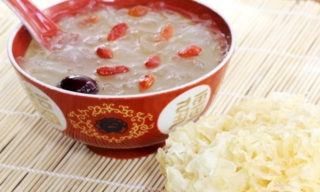 银耳莲子汤过夜，我晚上煮了银耳莲子羹,放在电饭煲里过一夜可以不？图5