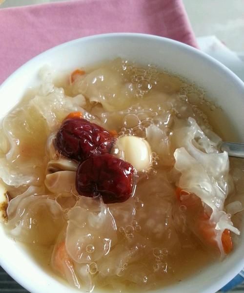 我晚上煮了银耳莲子羹,放在电饭煲里过一夜可以不