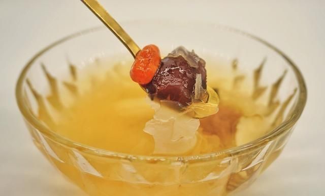 银耳莲子汤过夜，我晚上煮了银耳莲子羹,放在电饭煲里过一夜可以不？图4