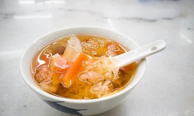 银耳莲子汤过夜，我晚上煮了银耳莲子羹,放在电饭煲里过一夜可以不？图3